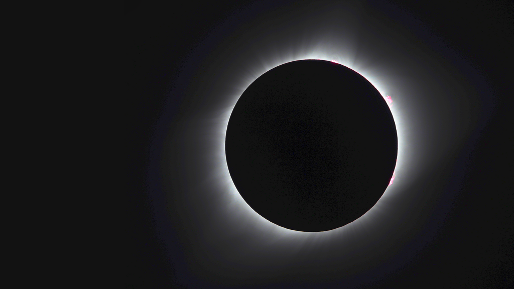 Photograph of a total eclipse at totality.