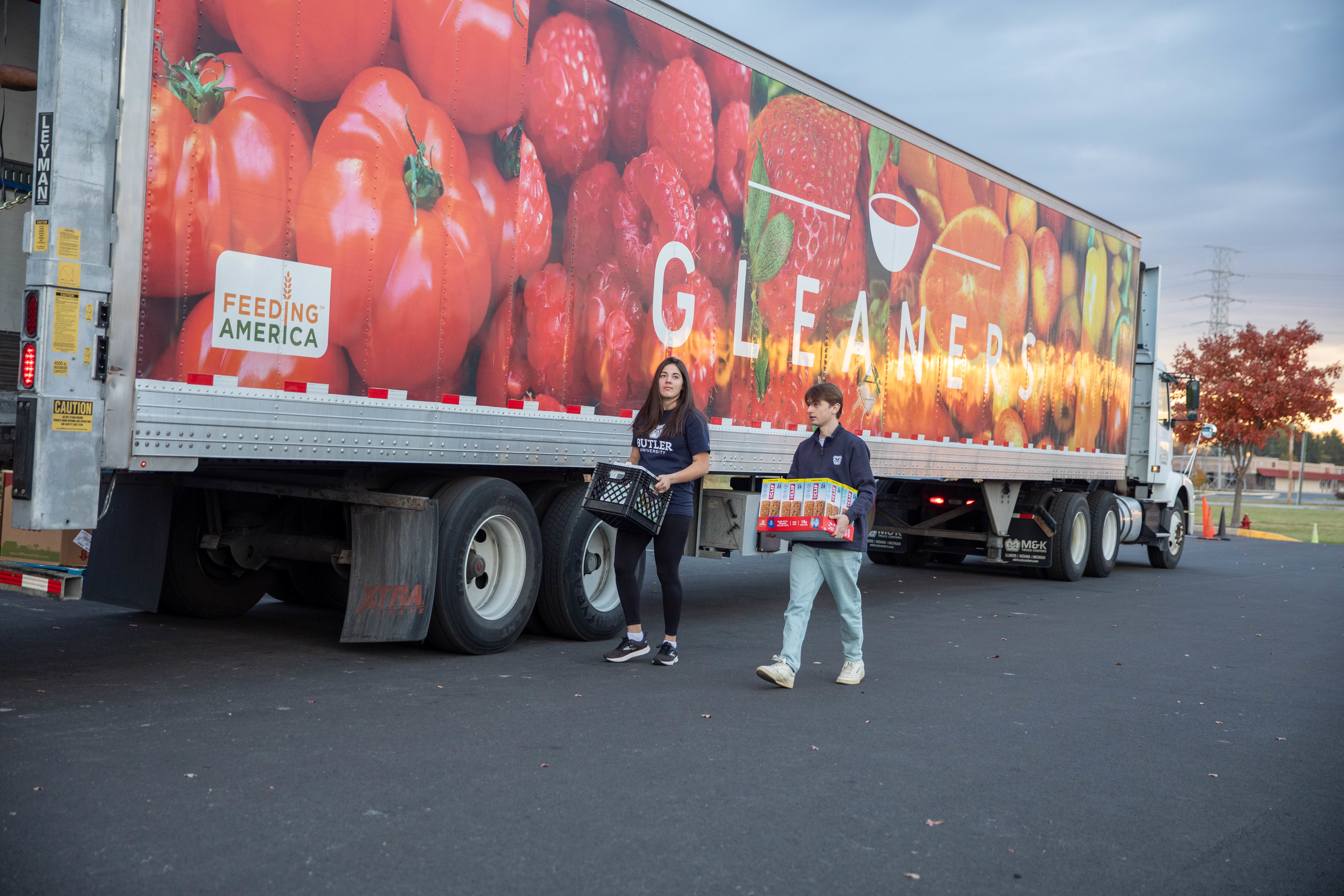 Students unpacking Gleaners food truck.