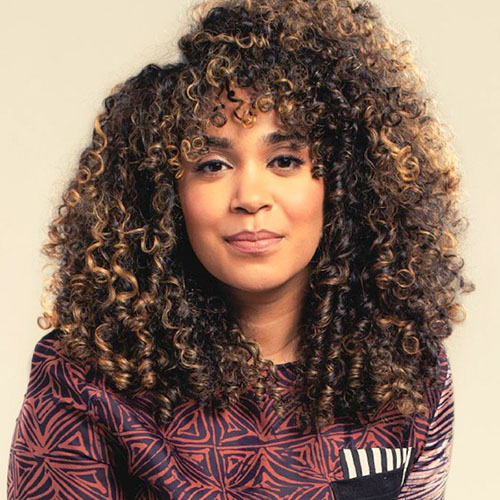 Portrait of Elizabeth Acevedo.