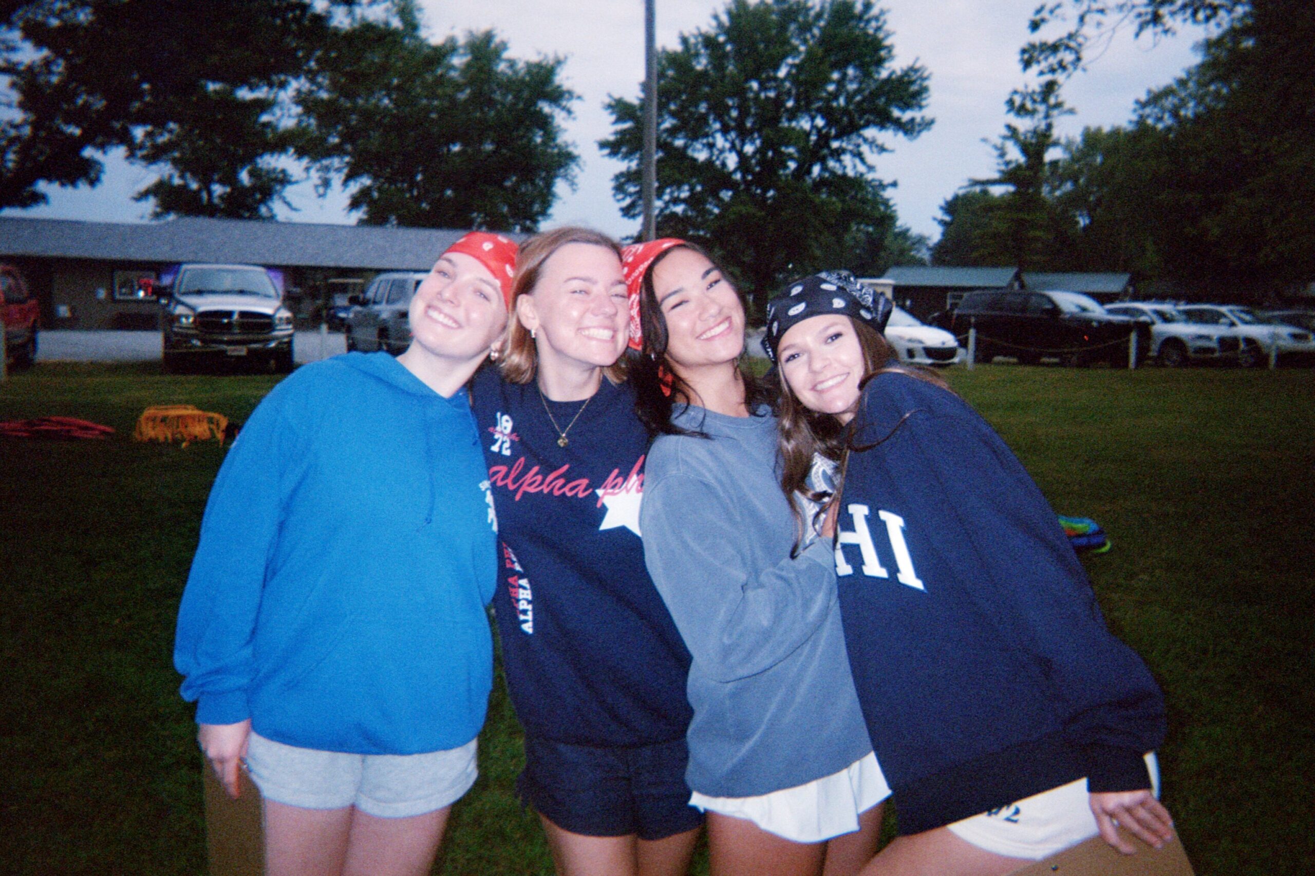 5 sisters hugging